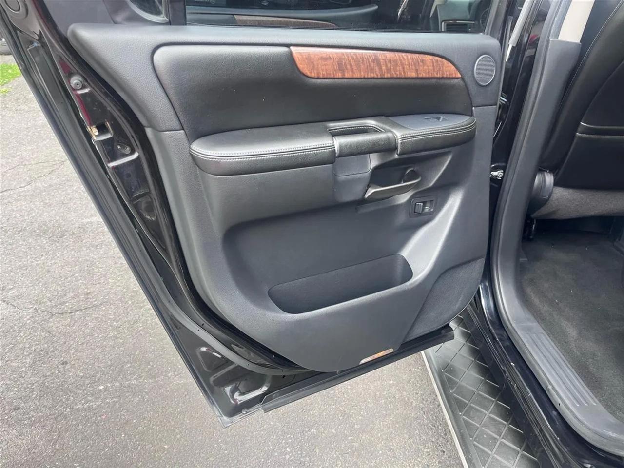 Nissan Armada Platinum 4WD 2013