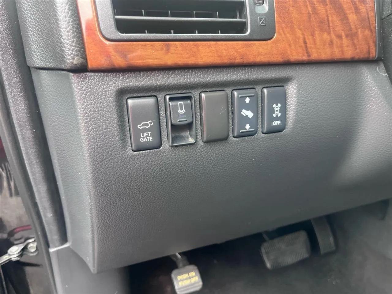 Nissan Armada Platinum 4WD 2013