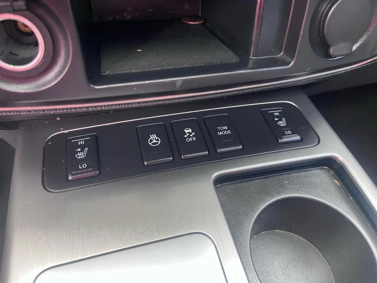 Nissan Armada Platinum 4WD 2013
