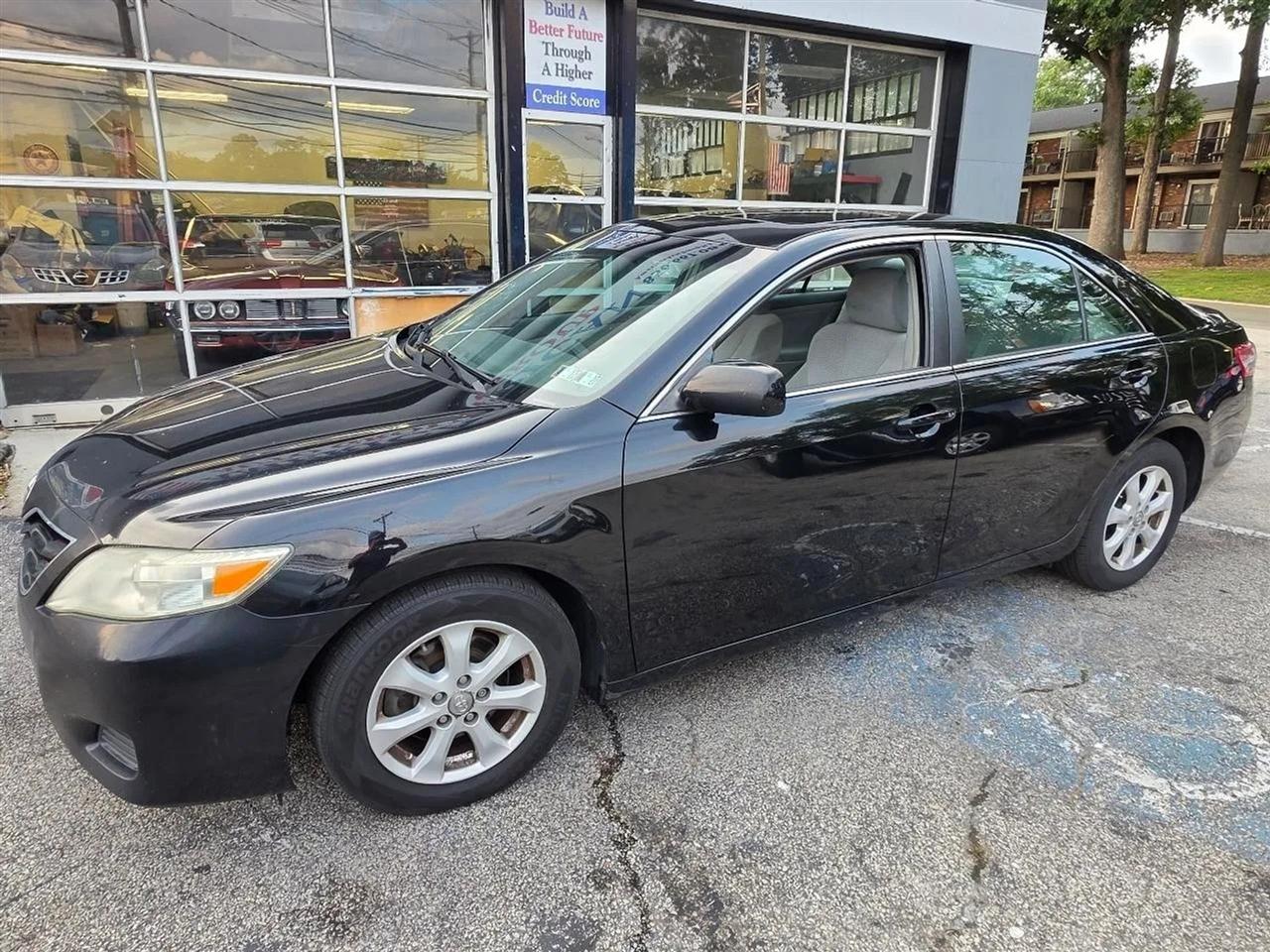 Toyota Camry LE 6-Spd AT 2011