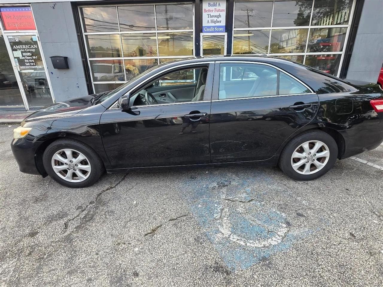 Toyota Camry LE 6-Spd AT 2011