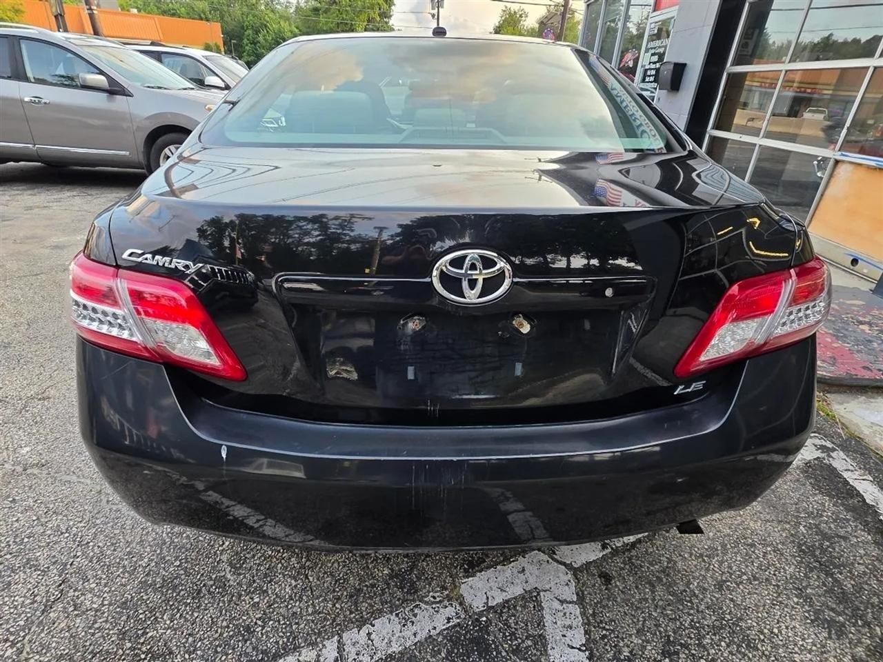 Toyota Camry LE 6-Spd AT 2011