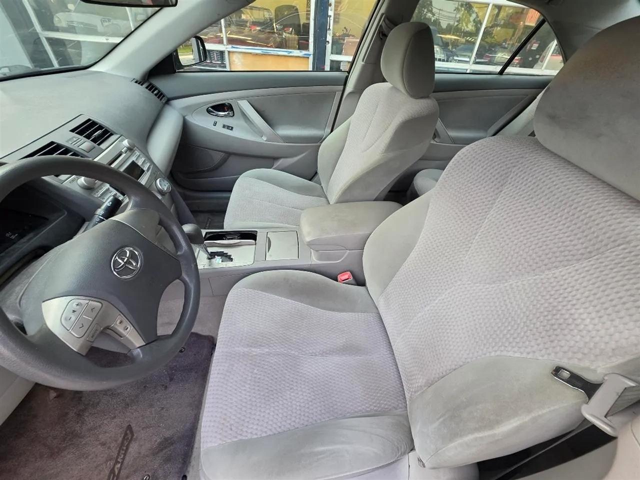 Toyota Camry LE 6-Spd AT 2011