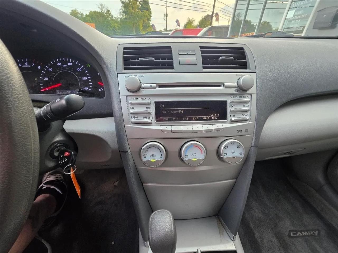 Toyota Camry LE 6-Spd AT 2011