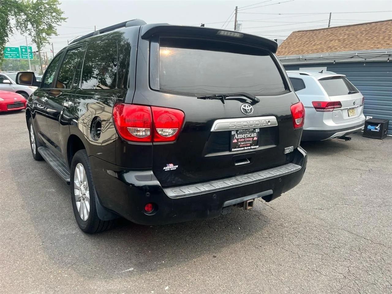 Toyota Sequoia Plantium 4WD 2011