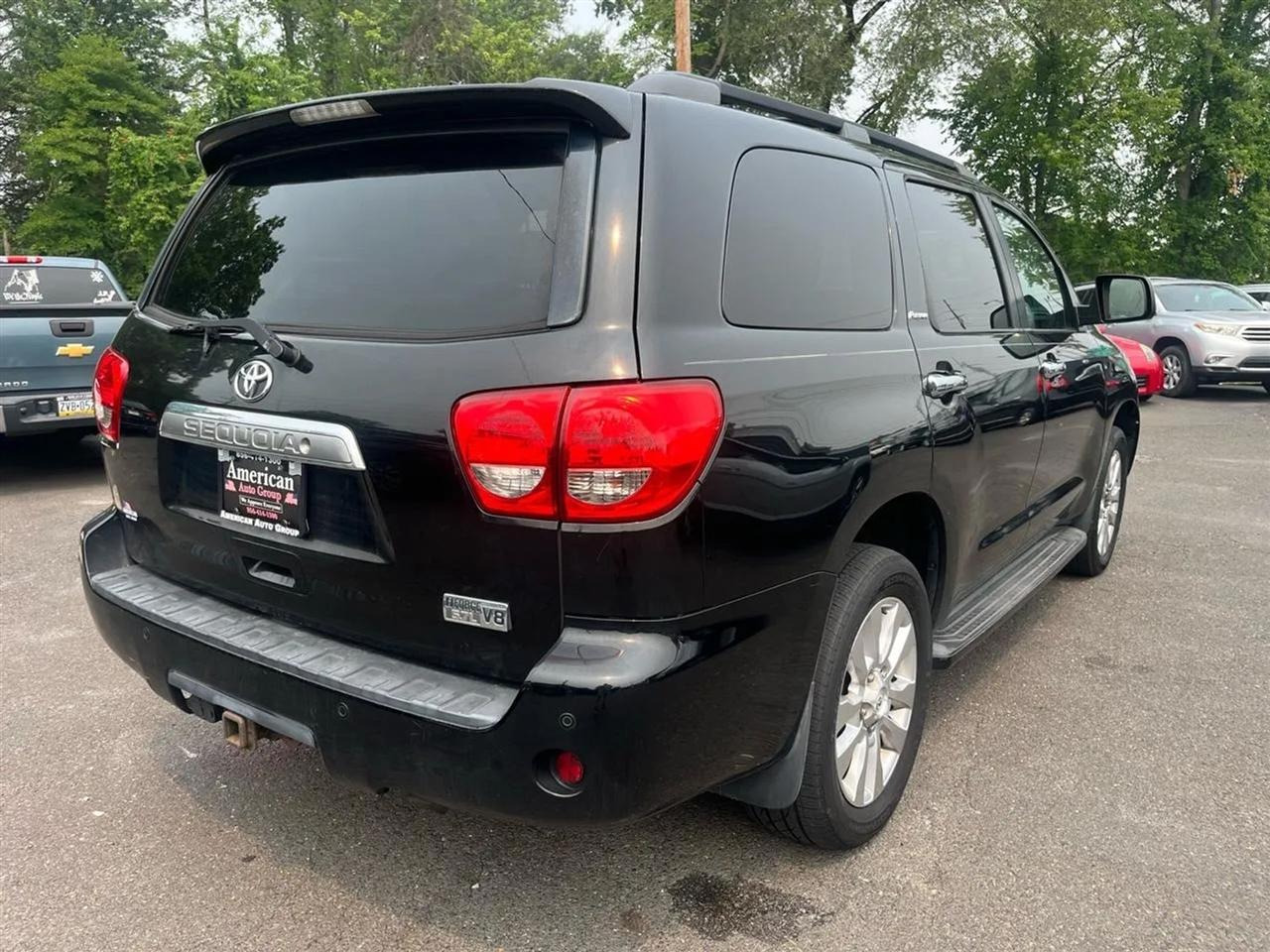 Toyota Sequoia Plantium 4WD 2011