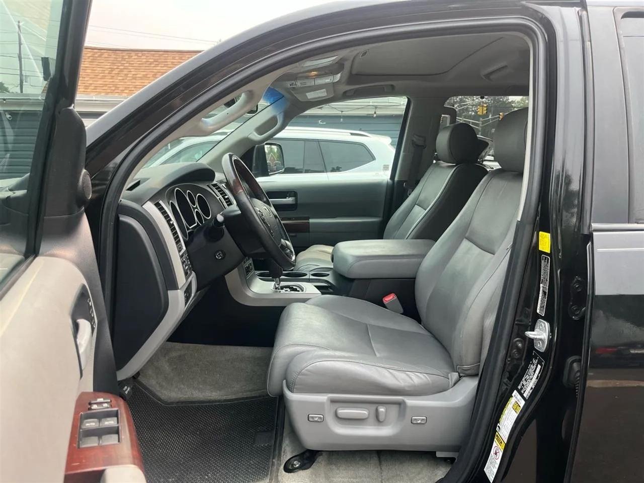 Toyota Sequoia Plantium 4WD 2011