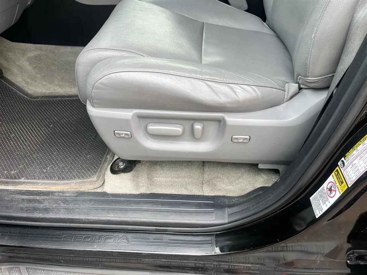 Toyota Sequoia Plantium 4WD 2011