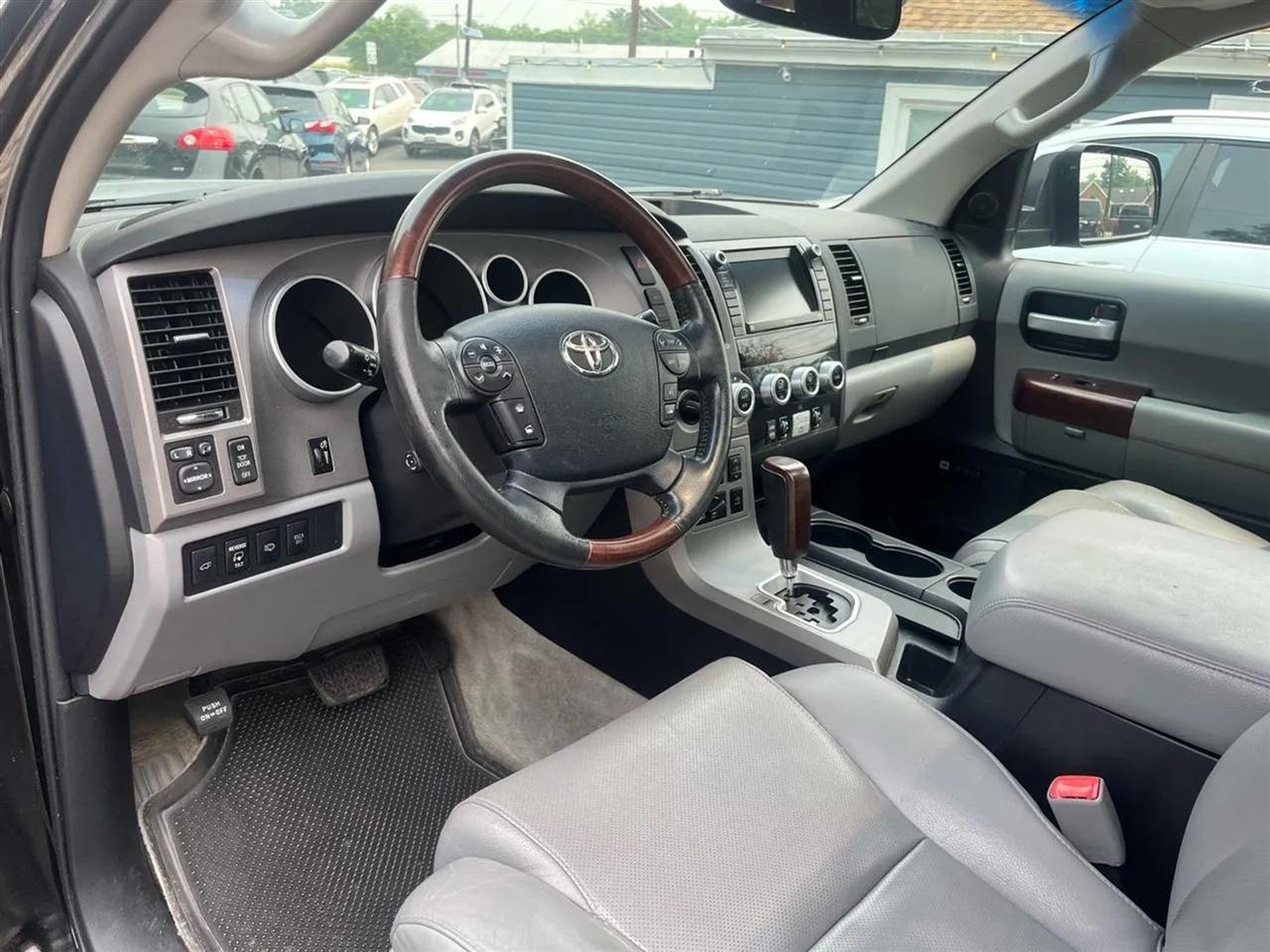 Toyota Sequoia Plantium 4WD 2011