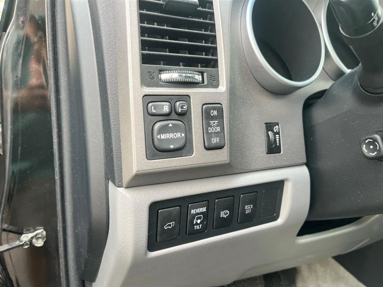 Toyota Sequoia Plantium 4WD 2011