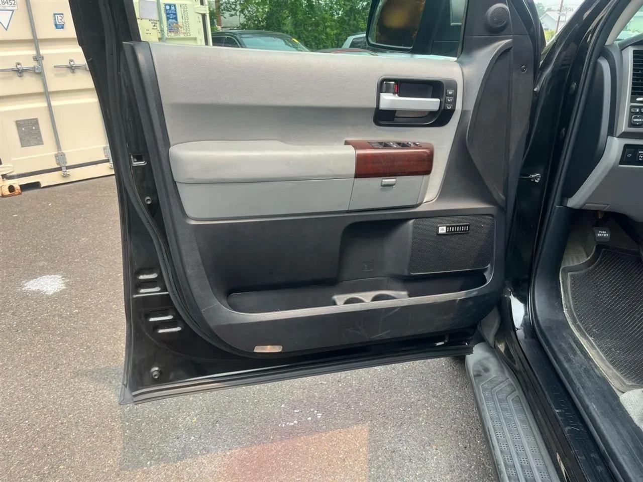 Toyota Sequoia Plantium 4WD 2011