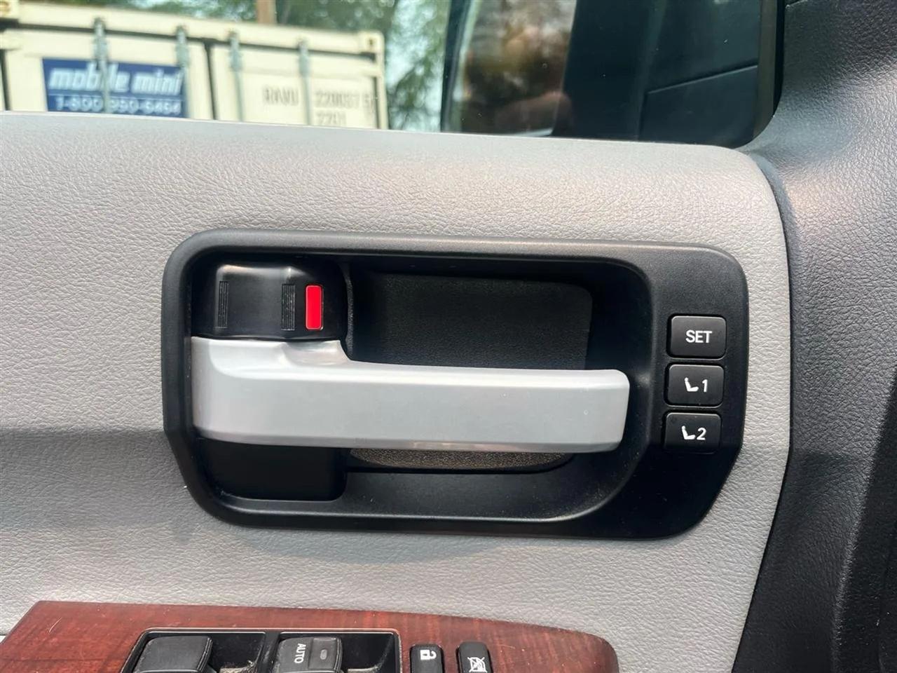 Toyota Sequoia Plantium 4WD 2011
