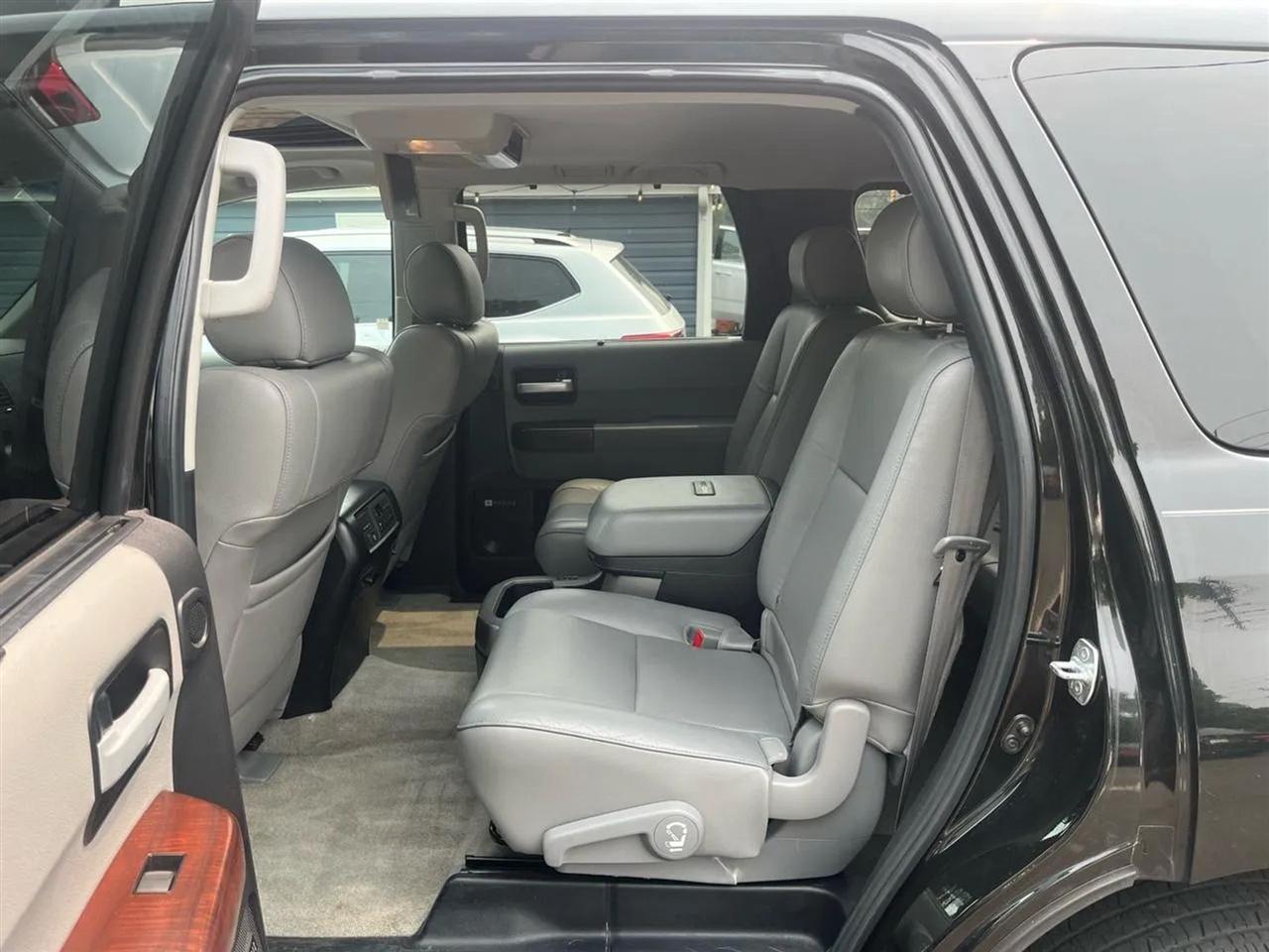 Toyota Sequoia Plantium 4WD 2011