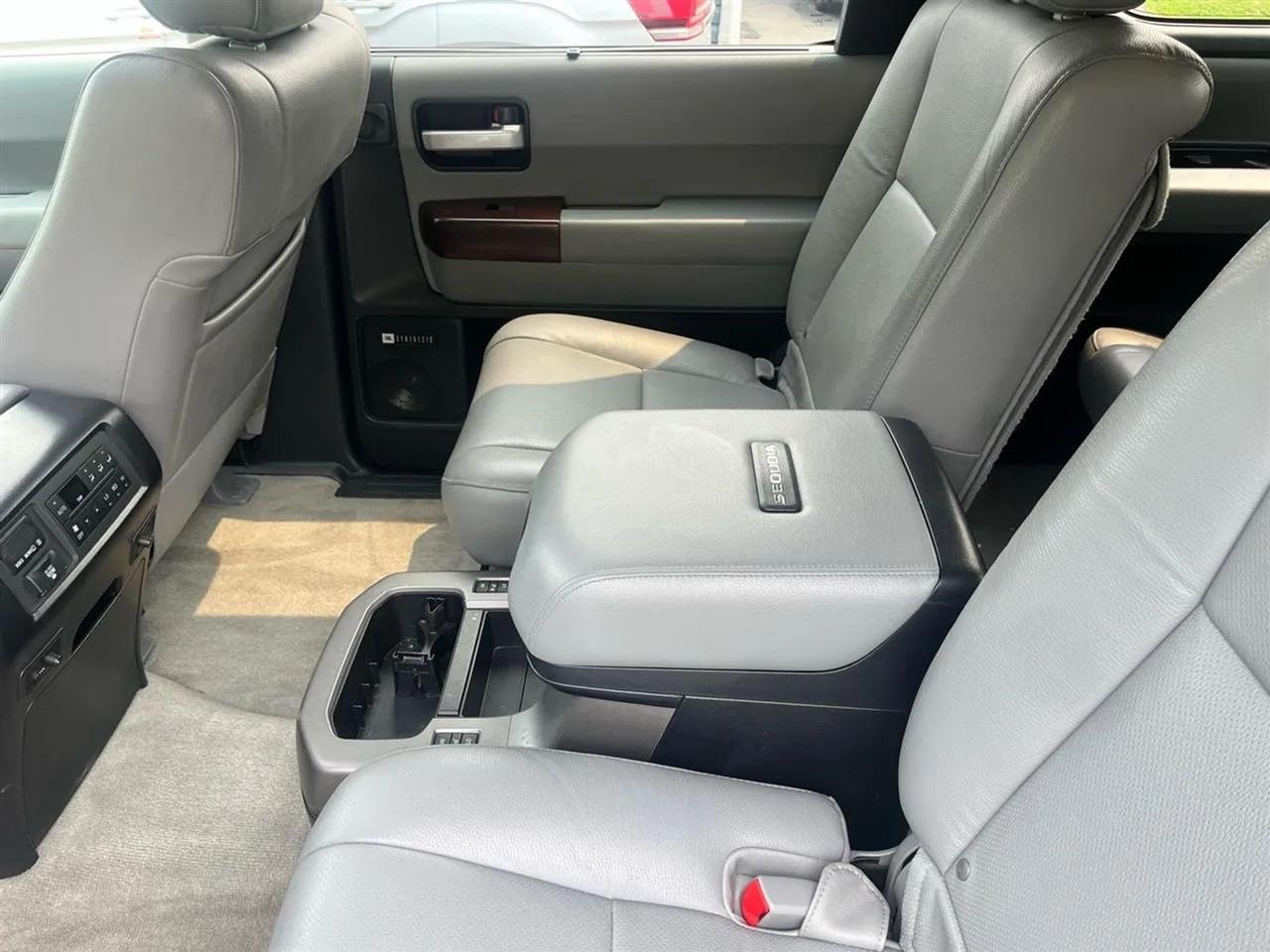 Toyota Sequoia Plantium 4WD 2011