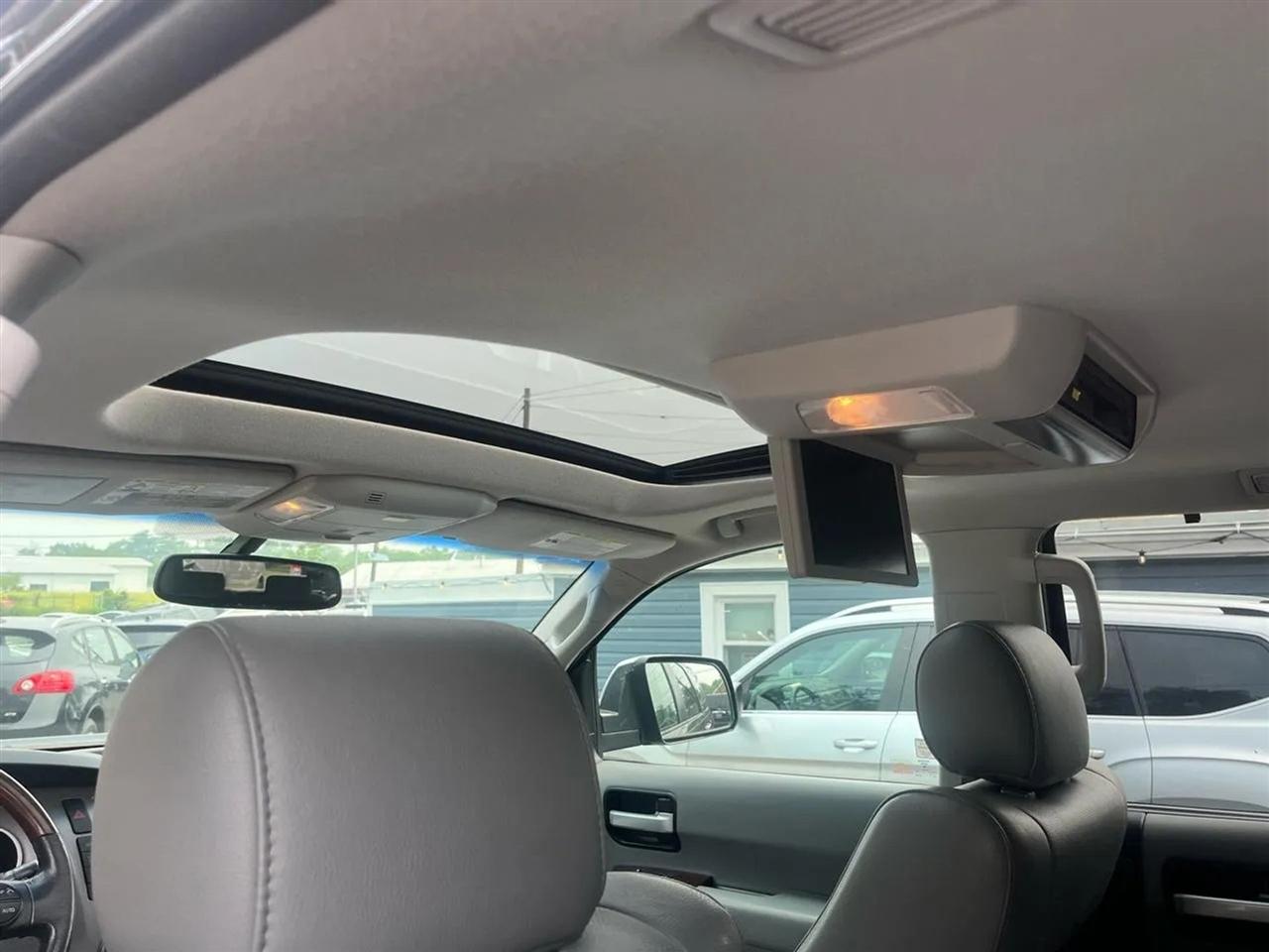 Toyota Sequoia Plantium 4WD 2011