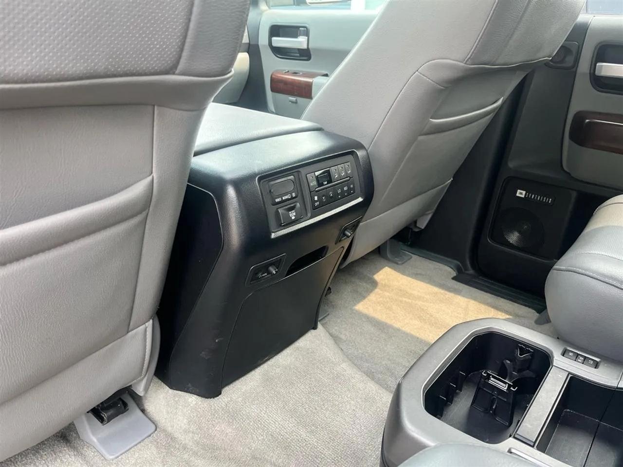Toyota Sequoia Plantium 4WD 2011