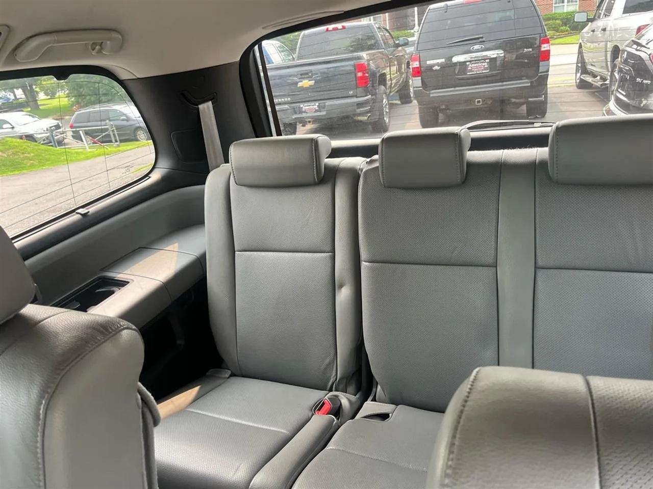 Toyota Sequoia Plantium 4WD 2011