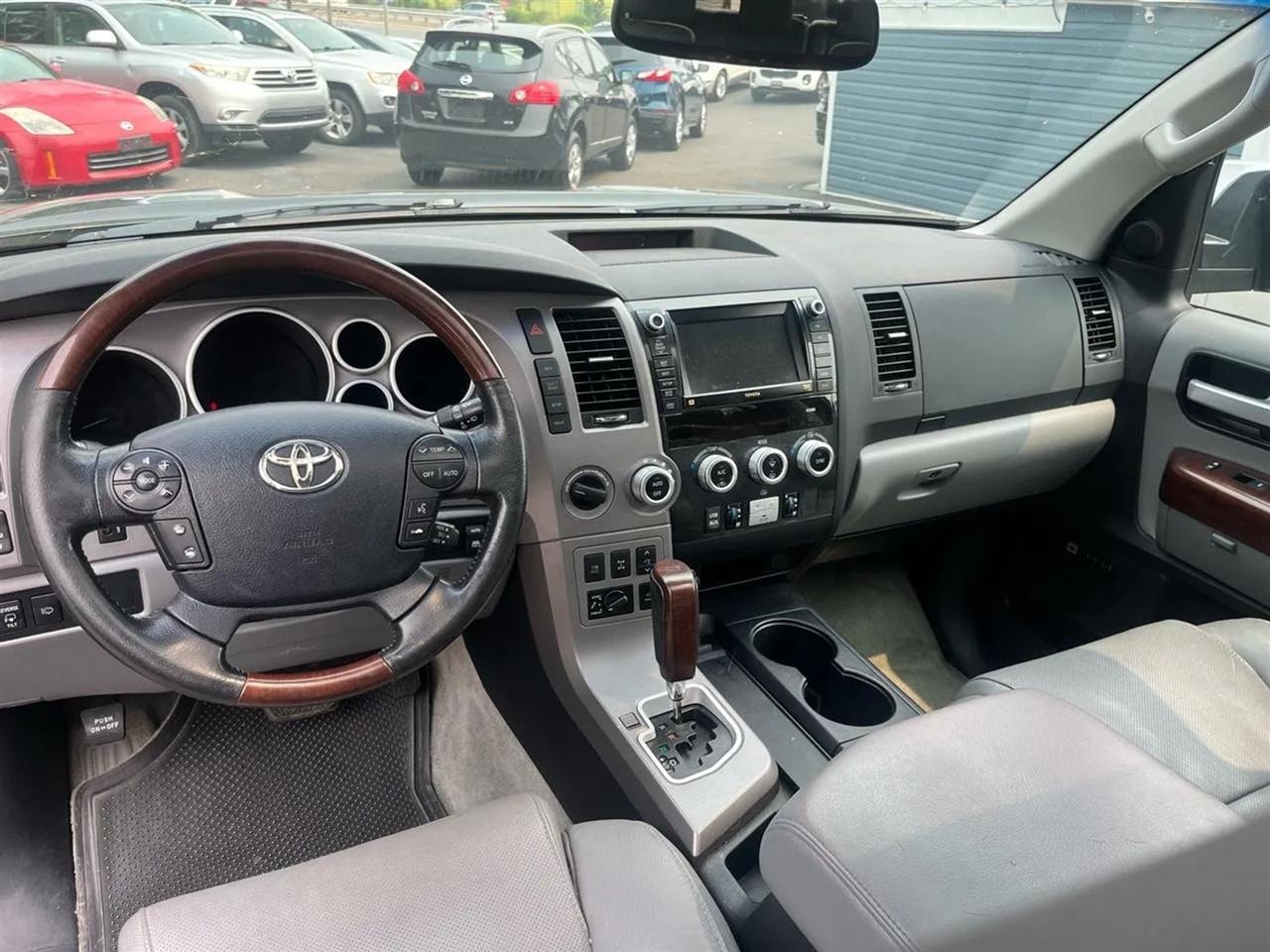 Toyota Sequoia Plantium 4WD 2011