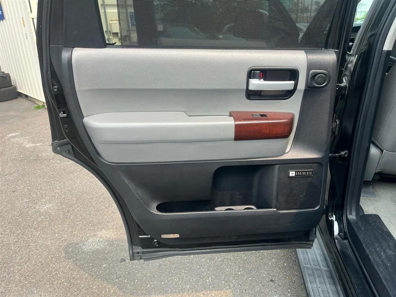 Toyota Sequoia Plantium 4WD 2011