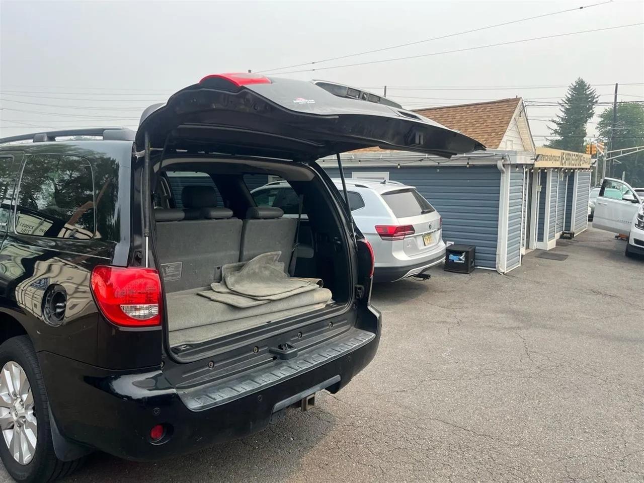 Toyota Sequoia Plantium 4WD 2011
