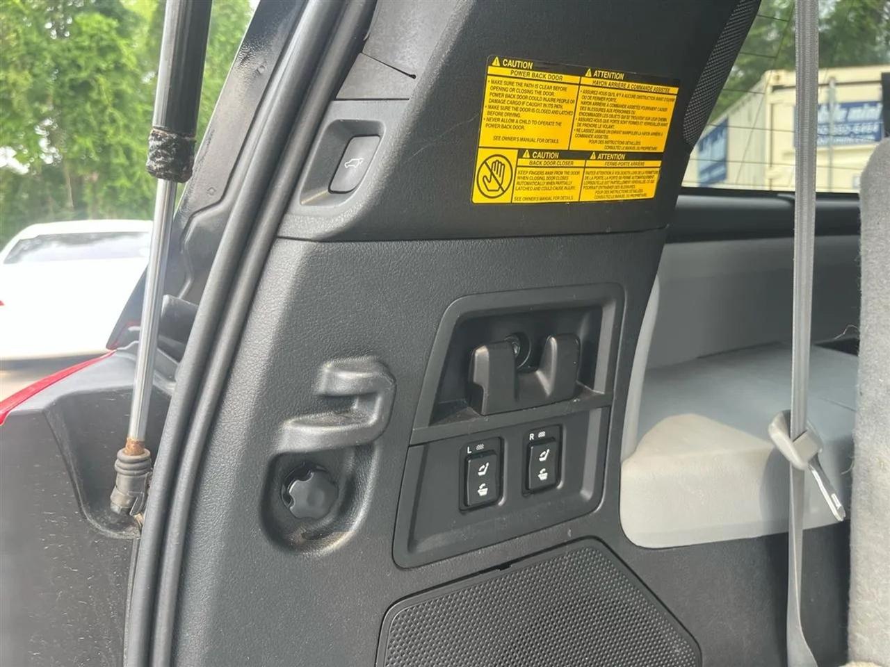 Toyota Sequoia Plantium 4WD 2011