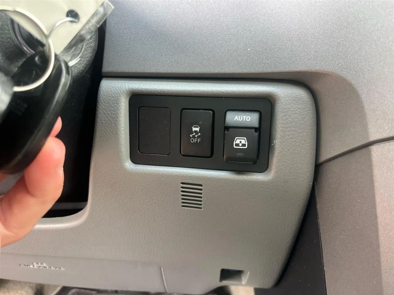 Toyota Sequoia Plantium 4WD 2011