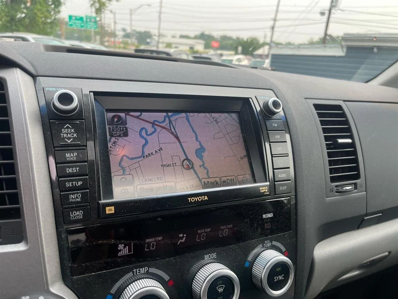 Toyota Sequoia Plantium 4WD 2011