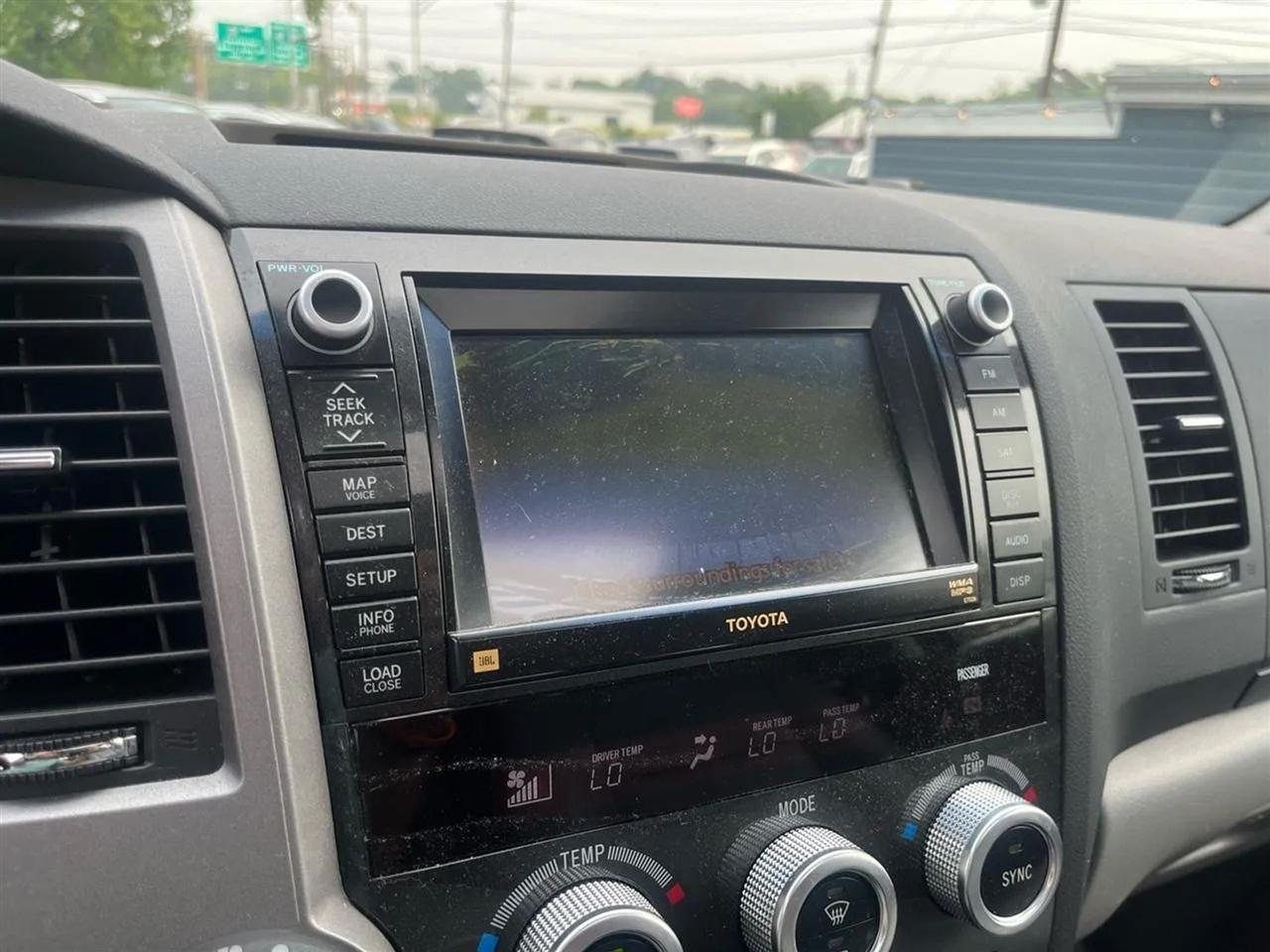 Toyota Sequoia Plantium 4WD 2011