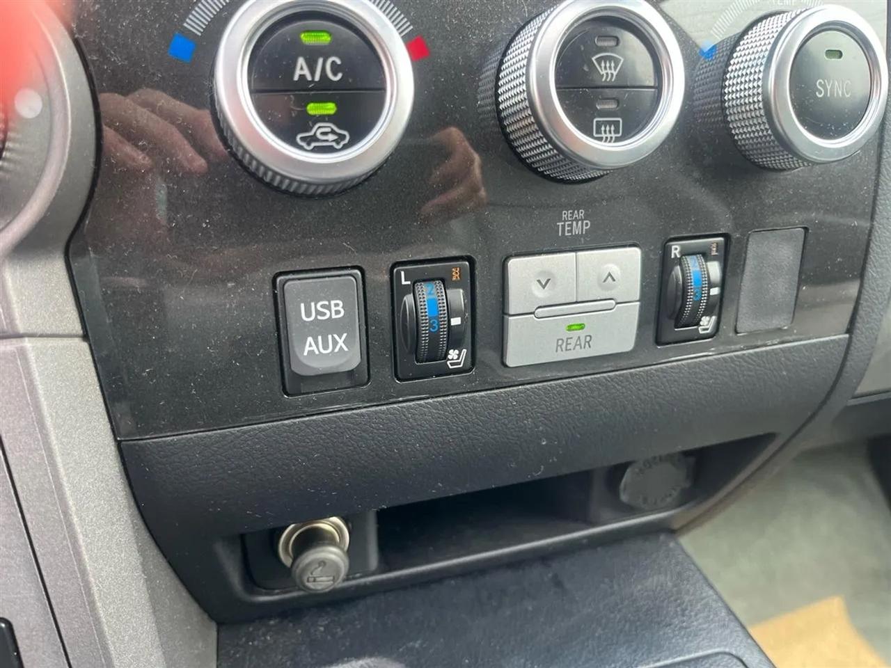 Toyota Sequoia Plantium 4WD 2011