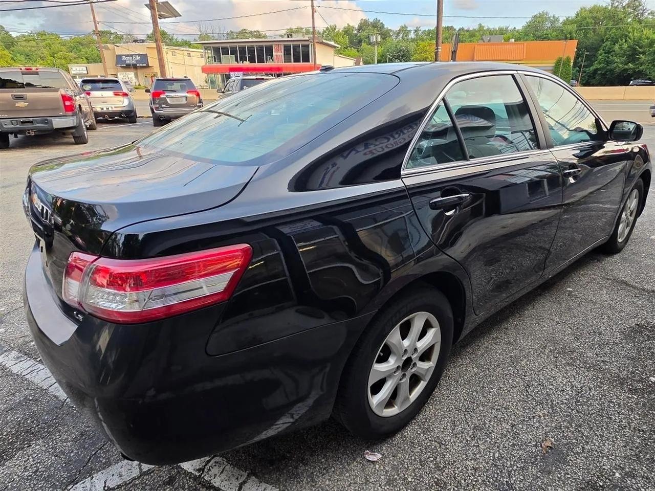 Toyota Camry LE 6-Spd AT 2011