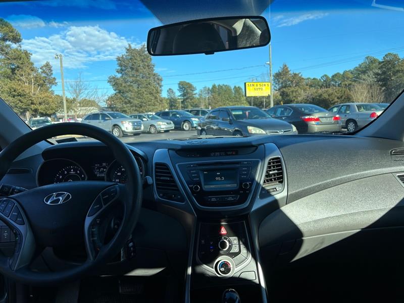 Hyundai Elantra SE 6AT 2015