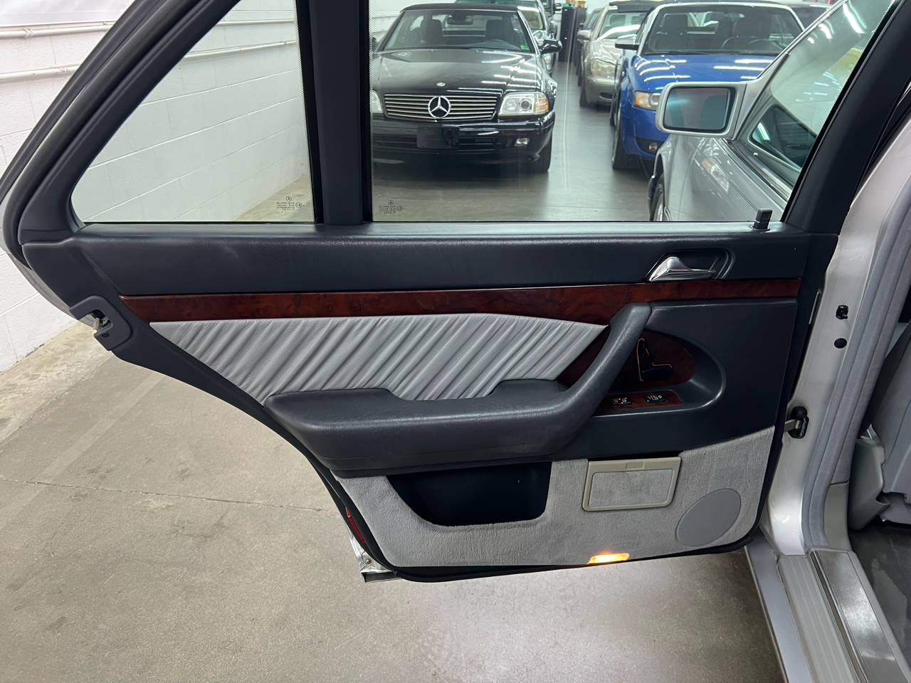 Mercedes-Benz S-Class S500 sedan 1995