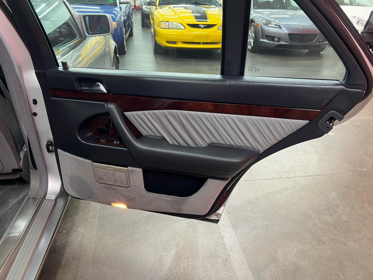 Mercedes-Benz S-Class S500 sedan 1995