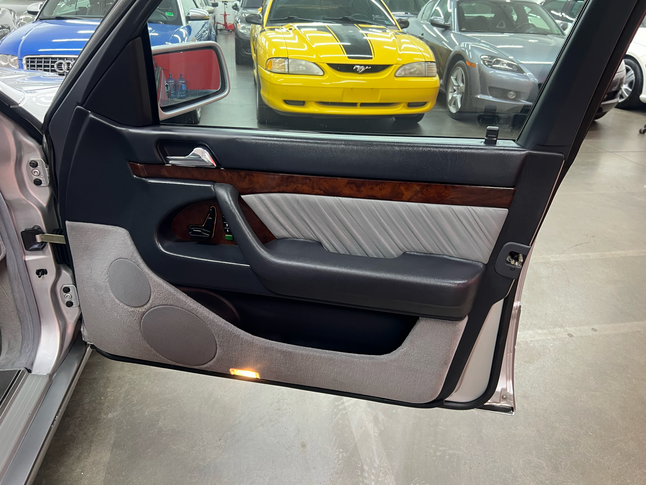 Mercedes-Benz S-Class S500 sedan 1995