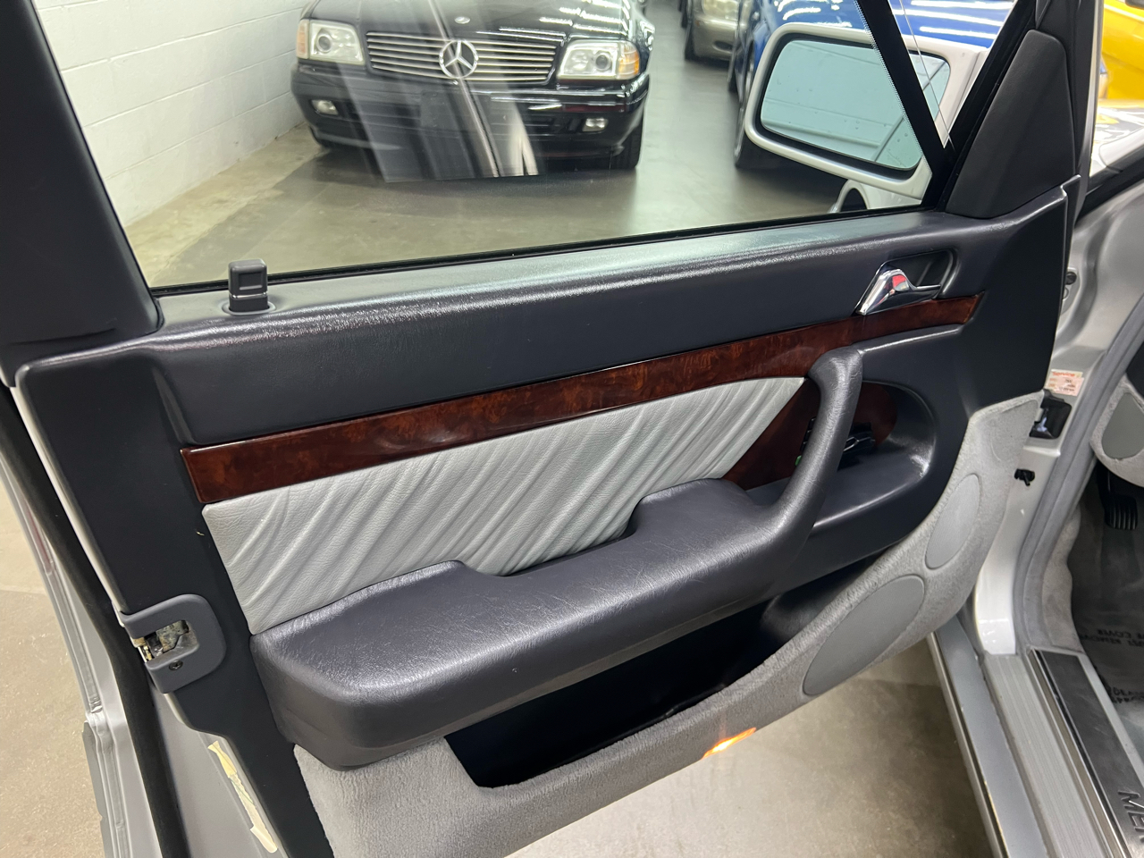 Mercedes-Benz S-Class S500 sedan 1995