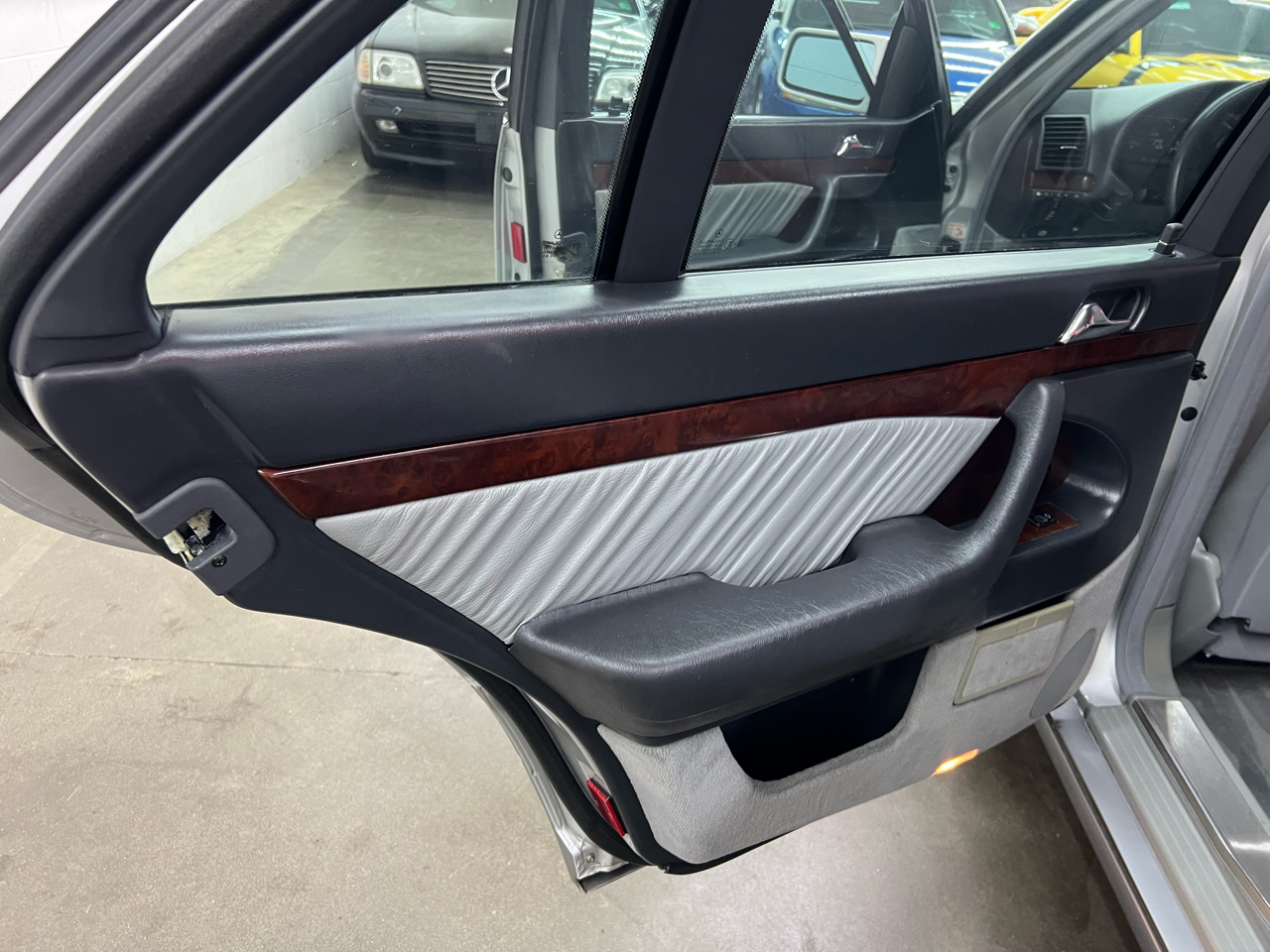 Mercedes-Benz S-Class S500 sedan 1995