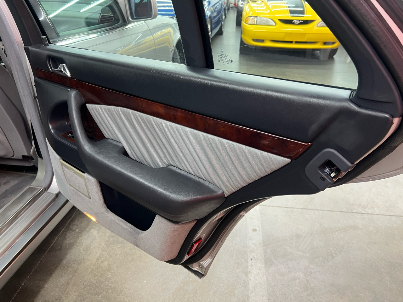 Mercedes-Benz S-Class S500 sedan 1995