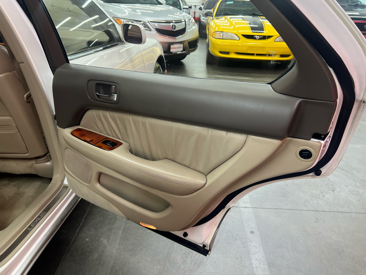 Lexus LS 400 4dr Sdn 2000