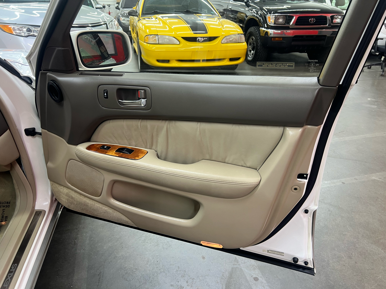 Lexus LS 400 4dr Sdn 2000