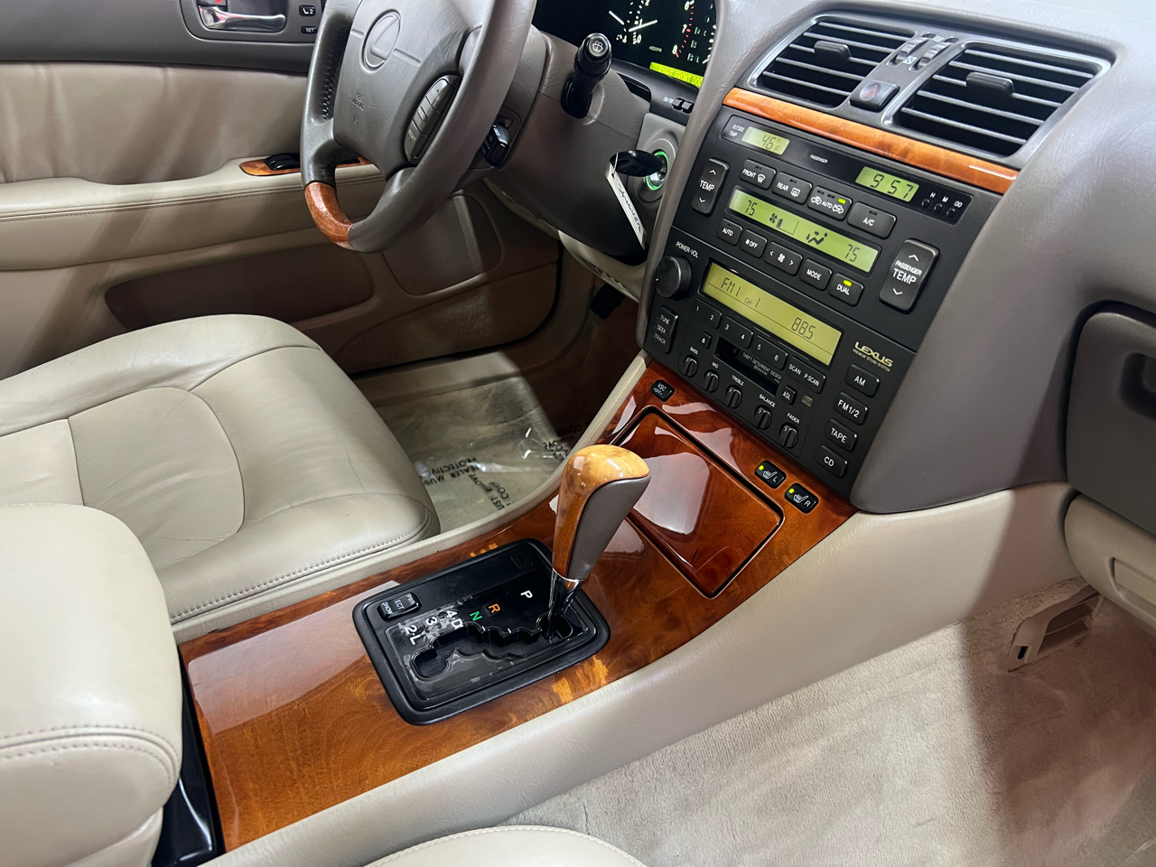 Lexus LS 400 4dr Sdn 2000