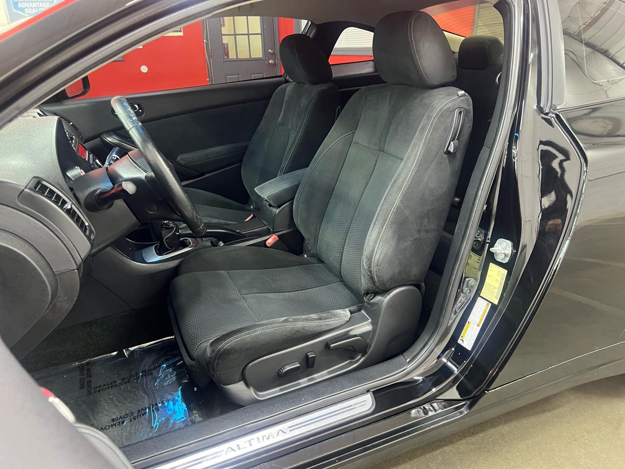 Nissan Altima 2.5 S 6M/T Coupe 2011