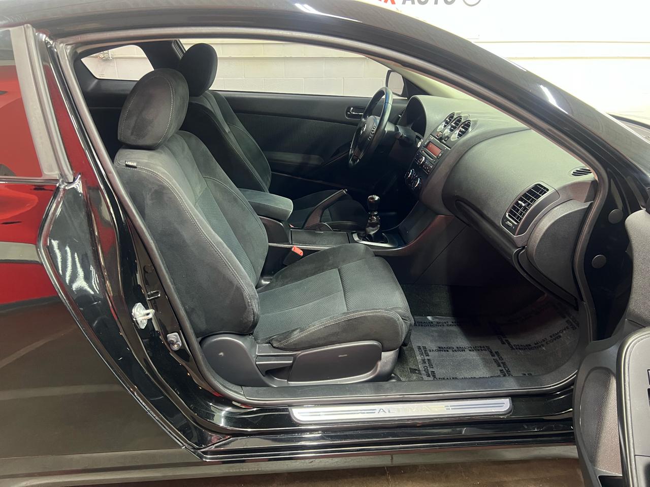 Nissan Altima 2.5 S 6M/T Coupe 2011