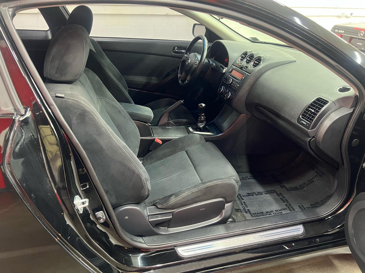 Nissan Altima 2.5 S 6M/T Coupe 2011