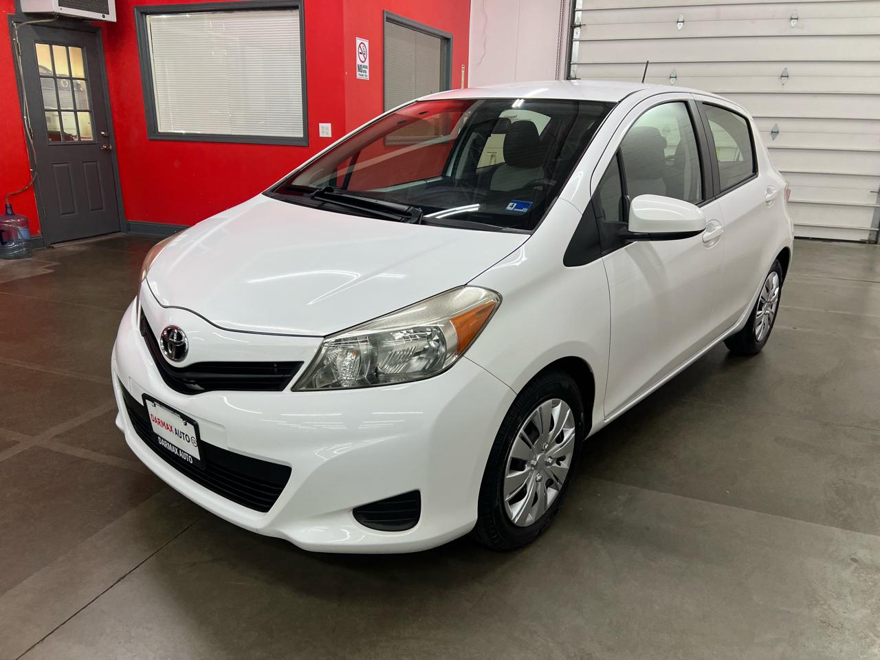 Toyota Yaris LE 5-Door AT 2012
