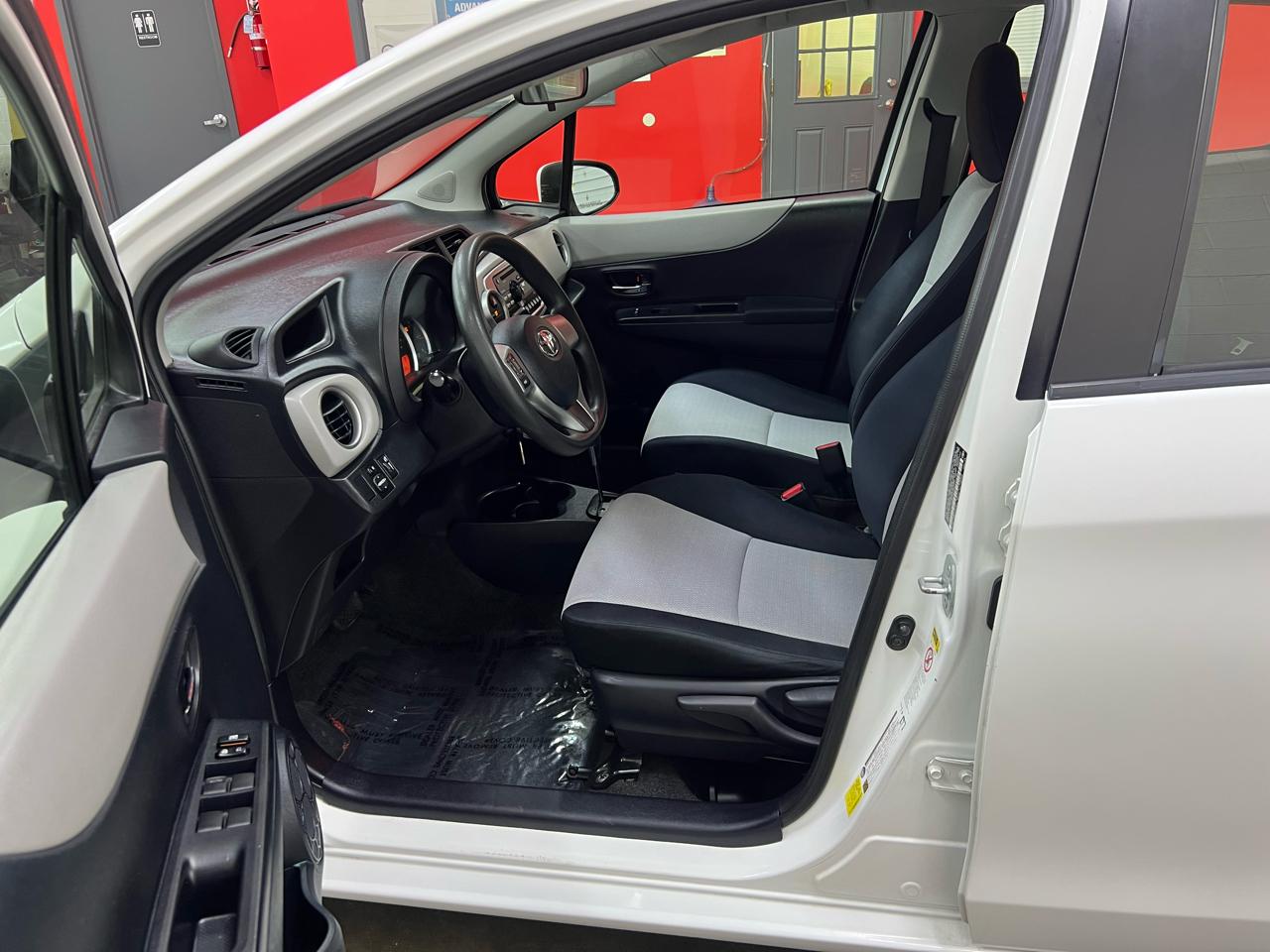 Toyota Yaris LE 5-Door AT 2012