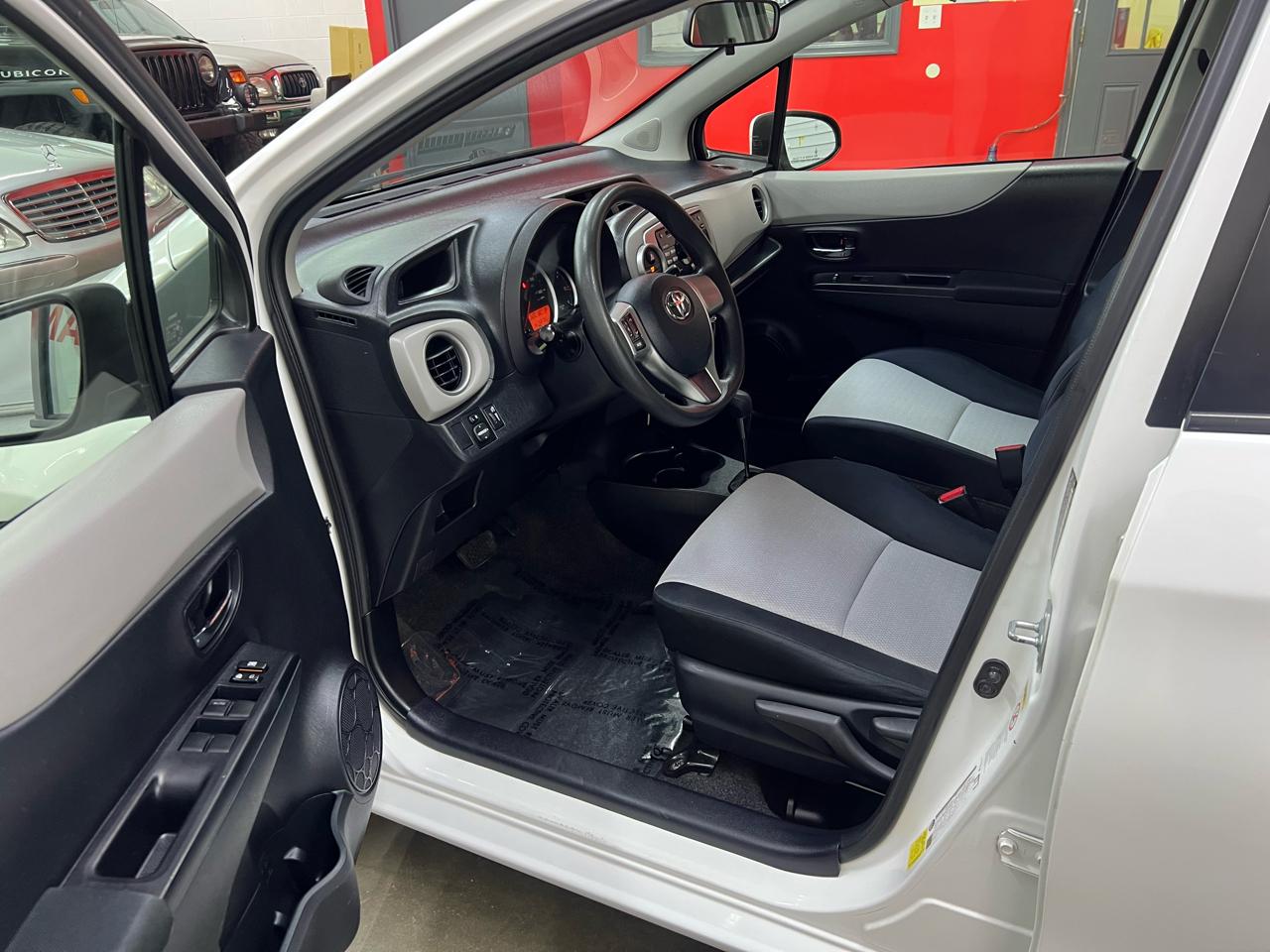 Toyota Yaris LE 5-Door AT 2012