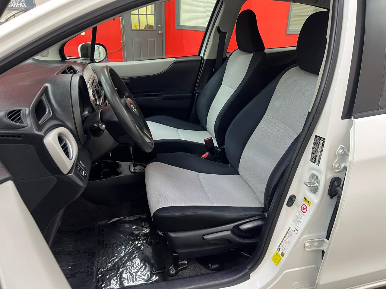 Toyota Yaris LE 5-Door AT 2012