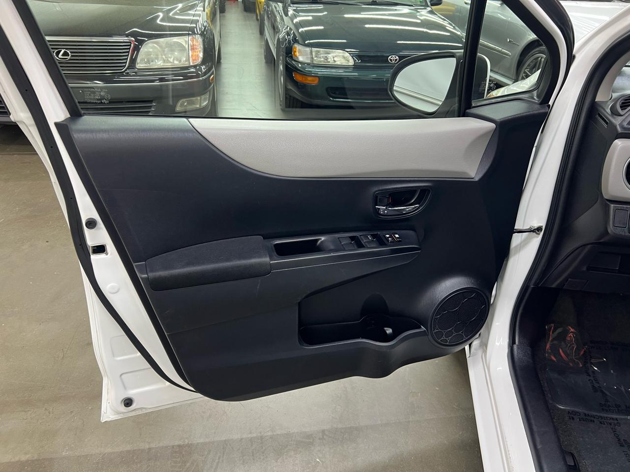 Toyota Yaris LE 5-Door AT 2012