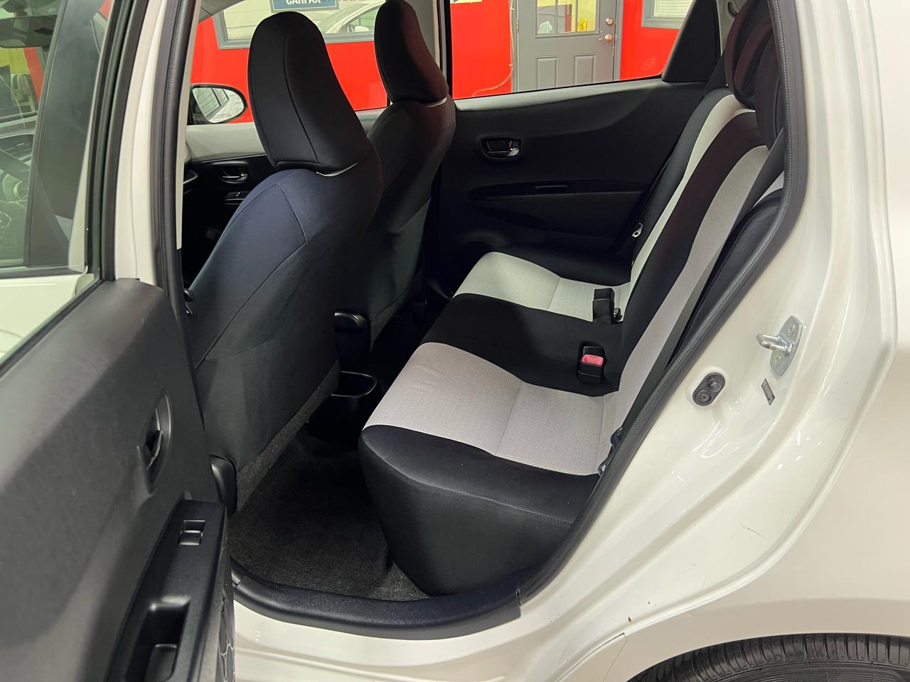 Toyota Yaris LE 5-Door AT 2012