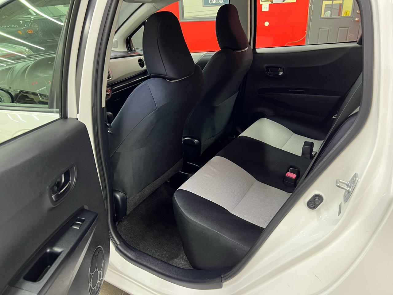Toyota Yaris LE 5-Door AT 2012
